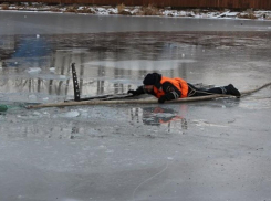 Пытаясь достать из воды утонувших рыбаков, спасатели провалились под лед в Волгодонске 