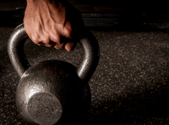 Житель Дубовского района 10 раз ударил продавщицу гирей по голове и ограбил магазин