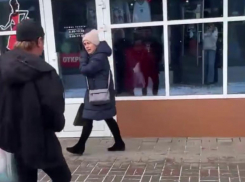 Сперма, кал или моча: мерзкий «онанист» обмазывает своей биологической субстанцией все двери в центре Волгодонска 