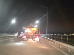 18 самосвалов песка высыпали коммунальщики на дороги Волгодонска за минувшие сутки