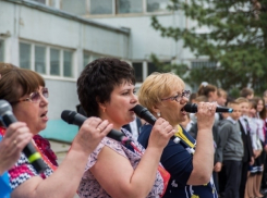 Мы сегодня своих голубей провожаем в прощальный полет, - педагоги Школы №13 спели для выпускников