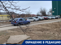 «Разбивают тротуары и мешают пешеходам»: жители В-9 устали от автомобилистов, отвозящих детей в новую школу