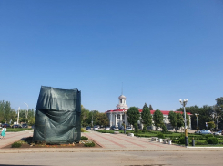 Памятник «Речник и рабочий» у администрации скрыли под черным кубом 