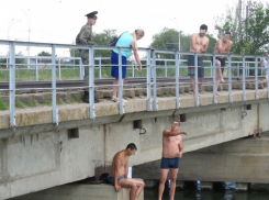 Желающих прыгнуть с моста «на пятом» волгодонцев остановили казаки-дружинники 