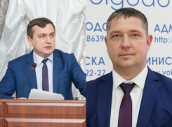 Перед сдачей моста и школы главные строители Волгодонска Забазнов и Усов покидают администрацию