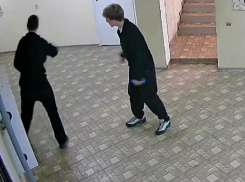 От подглядывания перешли к решительным действиям: школьники в Волгодонске выломали дверь в женский танцевальный зал