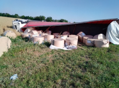 Фура перевернулась под Волгодонском