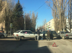 Незначительное ДТП перегородило проезжую часть на Горького в Волгодонске 