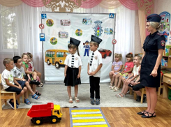 Безопасность на дорогах начинается с детства: день светофора отметили  малыши Цимлянска