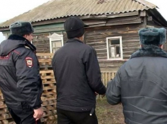 Семейную пару пенсионеров зарезали в собственном в доме