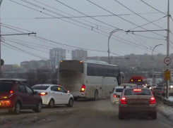 Утренний коллапс на путепроводе: ДТП с автобусом спровоцировало масштабную пробку в Волгодонске