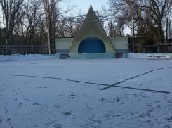 Мороз позволил снова залить каток в парке Победы в Волгодонске