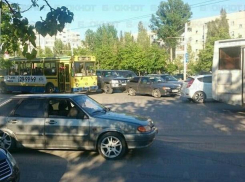 Незначительное ДТП с участием автобуса и такси парализовало движение в центре Волгодонска