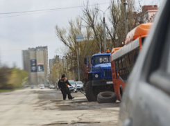 «Оторвало колесо или просела подвеска»: на улице Маршала Кошевого сломался автобус