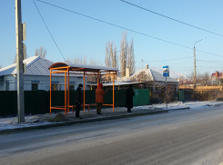 В Волгодонске устанавливают запоздавшие остановки