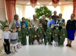 Маленькие герои поздравили волгодонцев почтенного возраста с Днем Победы