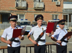 Молодые полицейские Волгодонска приняли присягу и прошли парадным маршем по плацу 