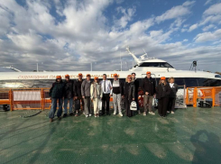 С баяном и песнями: в станице Романовской встретили прибывший из Ростова «Метеор»