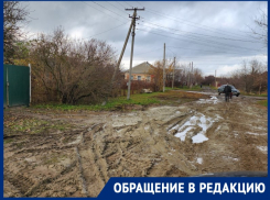 Девушка на легковушке застряла в песочно-грязевой смеси в станице Романовской