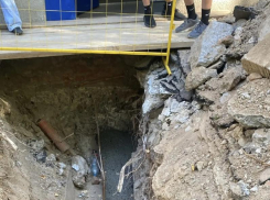 «Уже залили бетон»: жильцов Горького, 91 заверили, что яму у подъезда скоро закопают
