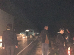 Автомобиль улетел в кювет в результате лобового столкновения на автодороге Волгодонск-Ростов