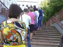 В Волгодонске за талоном к врачу надо отстоять километровую очередь (ВИДЕО)