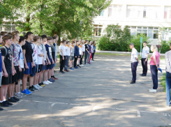 Волгодонские полицейские показали школьникам боевые приемы 