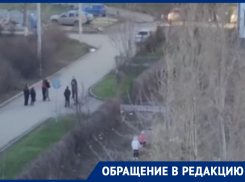Группа подростков взрывает петарды и не дает покоя жителям квартала В-8
