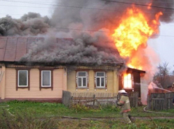 В Дубовском районе сгорел частный дом
