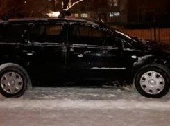 Проехавший по заснеженному тротуару водитель вызвал злость у пешеходов в Волгодонске 