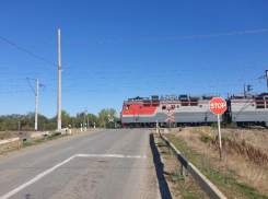 В Дубовском легковой автомобиль попал под грузовой поезд