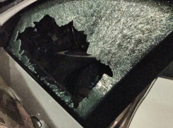 В Волгодонске ночью на Ленина битами разбили стекла у «БМВ Х-6»