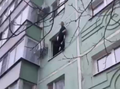 Волгодонец вылез из окна чужой квартиры: его друг представился полиции Аленкой
