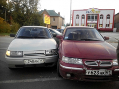 В Волгодонске две «Лады» сразились за поворот на Степной