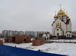 Завершён первый ярус  36-метровой колокольни на «поле дураков» в Волгодонске