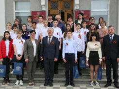15 школьников Волгодонска получили первые паспорта из рук главы администрации