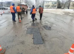 Им морозы не страшны: коммунальщики «латают» ямы на дорогах Волгодонска