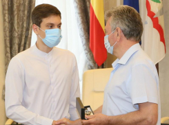 Часы с изображением городского герба получил волгодонский выпускник Степан Демин