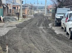 Грязный переулок в Красном Яру отсыпали асфальтовой крошкой 