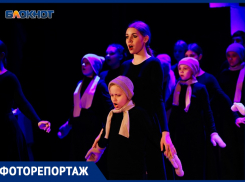 Трогательный спектакль о маме, которая ждет сына с войны, поставили юные волгодонцы в театральной школе
