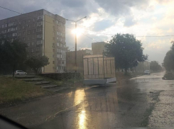 Стала известна настоящая причина падения остановки на улице Максима Горького 
