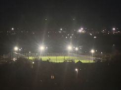 Новый стадион на набережной возле ТРЦ в Волгодонске засветился яркими огнями