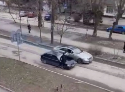 «Мигранты» на капоте автомобиля устроили демонстрацию в центре Волгодонска 