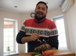 Хрустящая снаружи, сочная внутри: «Рулька в рукаве» станет украшением на новогоднем столе