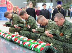 Ветераны, первые лица города и волгодонцы возложили цветы к стеле Победы 