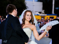 Танцующие невесты на Комсомольской площади восхитили Волгодонск