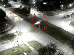 Водитель легкового автомобиля сбил знак на разделительной полосе проспекта Курчатова и скрылся с места ДТП