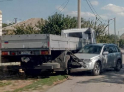 В станице Романовской легковушка умудрилась влететь под КамАЗ