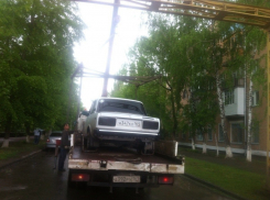 В Волгодонске в праздник возле парка Победы эвакуировали машины