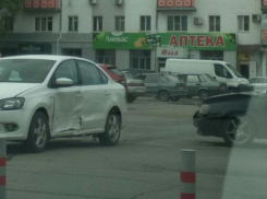 Hyundai врезался в немецкую иномарку с водительской стороны на площади Гагарина